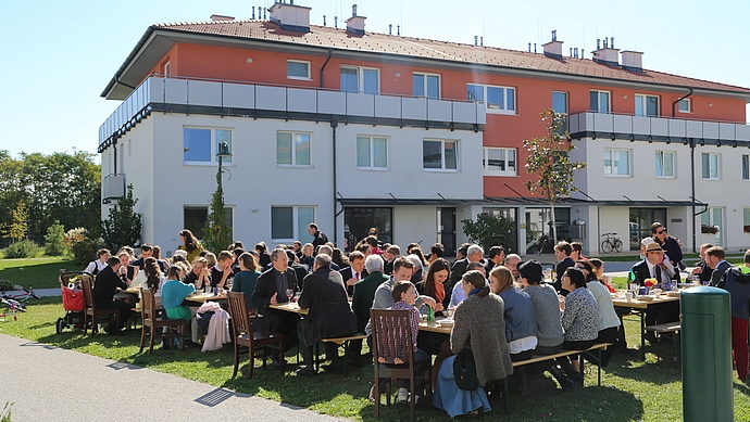 Shared meal on campus lawn